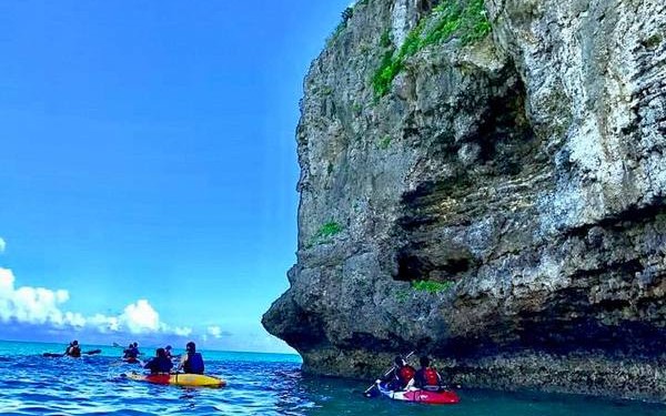 これだ!浜比嘉島で絶景カヤックするならこのツアーに決まりだ!3歳からOKなので親子で海に漕ぎ出そう!