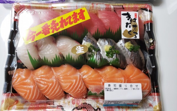 握り寿司パックがおいしくてもう他へいけない。(豊見城市)