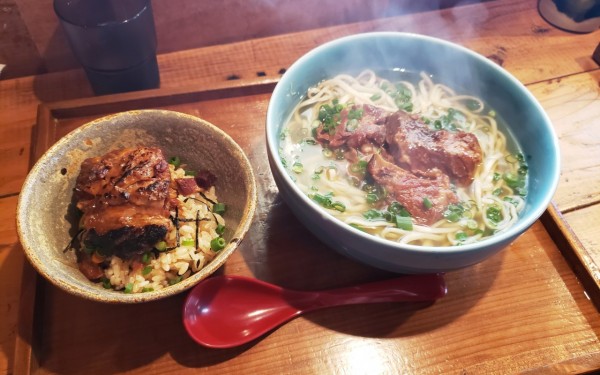 SOBA EIBUN　沖縄そばやさん、これなら混みますよね(那覇市)