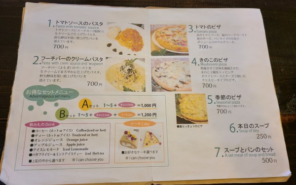 森林浴をしながら、エディブルフラワーケーキ　カフェビーンズ　[南城市]