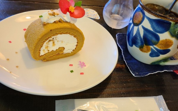 森林浴をしながら、エディブルフラワーケーキ　カフェビーンズ　[南城市]