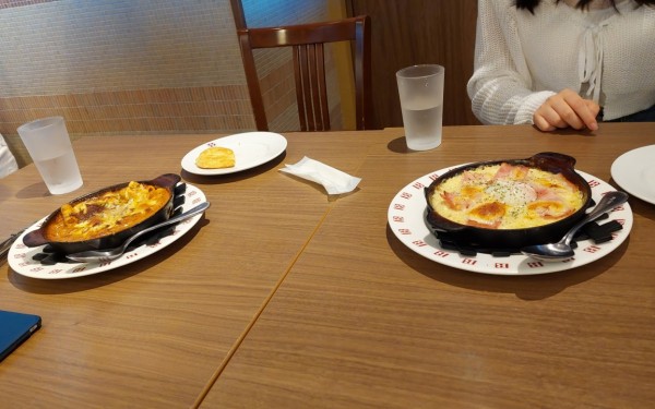 パン食べ放題とお運びロボット登場(北中城村）