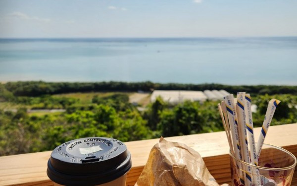 高台から海を眺めながら飲むコーヒータイム(南城市)　not only cafe okinawa(土偶)