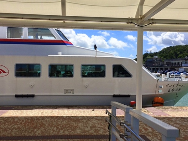 水納島へ向け出港