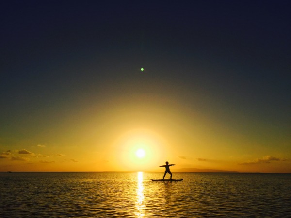 【石垣島・名蔵湾】夕日と星を見ながらSUPヨガ体験!(送迎あり:レンタカー集合割引あり)