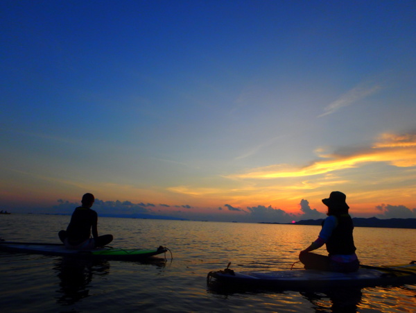 【石垣島・名蔵湾】夕日と星を見ながらSUPヨガ体験!(送迎あり:レンタカー集合割引あり)
