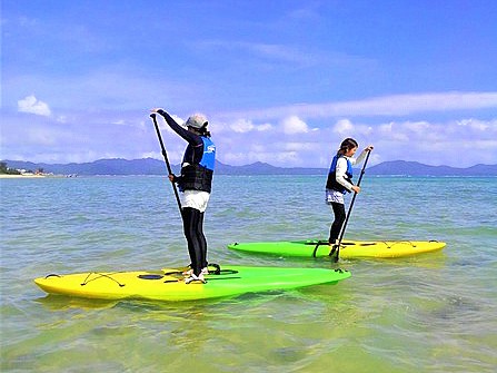 スタンドアップパドルボード(SUP)体験|美ら海水族館にも近く観光にも便利!屋部の浜ビーチ