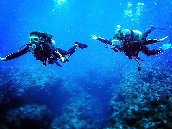 【伊良部島・下地島周辺】ボートでしか辿り着けない魅惑のポイントで体験ダイビング(送迎あり)