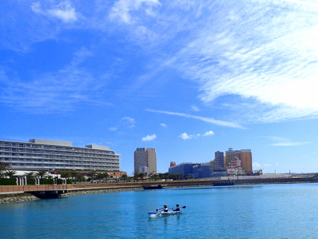 透明なカヤックで、海の中をのぞいてみよう!クリアカヤック&ウォーターパーク|シーパーク北谷は年中開催!