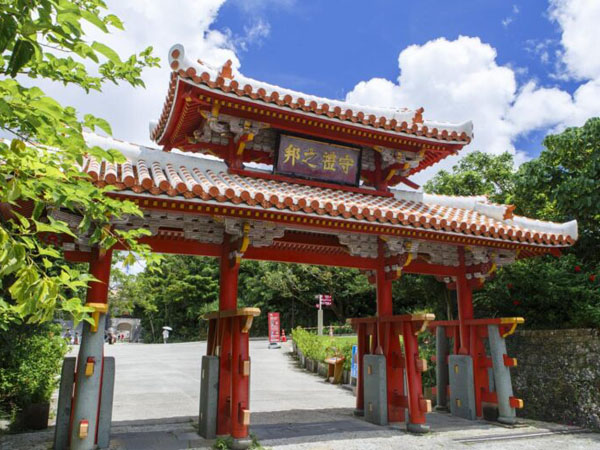 12月出発~<沖縄南部>人気スポットを効率よく巡る!/【那覇発観光バスツアー(Dコース)】おきなわワールドと首里城公園・瀬長島ウミカジテラス