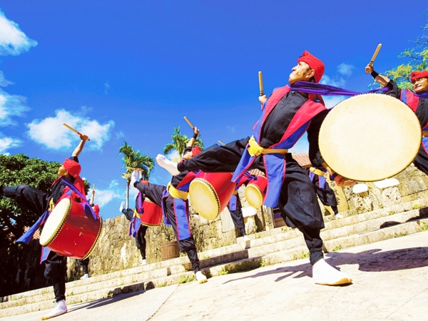 12月出発~<沖縄南部>人気スポットを効率よく巡る!/【那覇発観光バスツアー(Dコース)】おきなわワールドと首里城公園・瀬長島ウミカジテラス