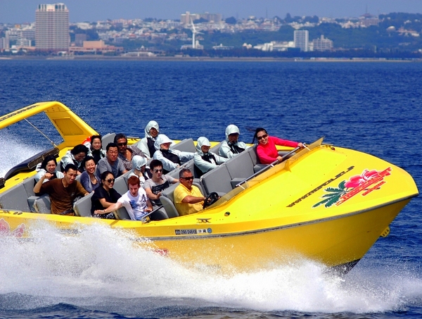 アドレナリン溢れるスリル満載のトリックが炸裂!トロピカルジェット沖縄【宜野湾マリーナ】