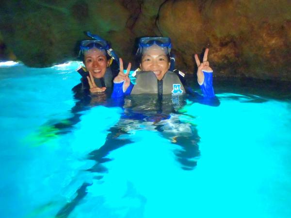 冒険ツアー♪パドルボード (SUP)で海を歩いて青の洞窟シュノーケリングツアー!!恩納村【送迎付き】