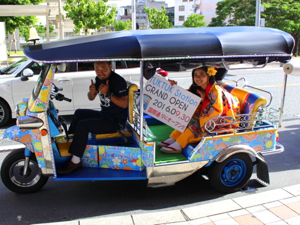 開放感満喫♪沖縄ドライブ|トゥクトゥクステーション那覇国際通り店