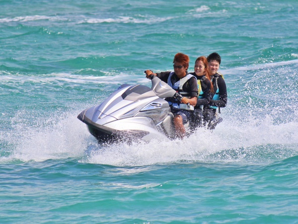 【恩納村ハマバルビーチ】Aコース：ドラゴンボート＋マリンジェット