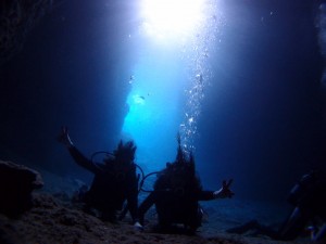 沖縄青の洞窟でダイビング ダイビングショップレイ 沖縄口コミ