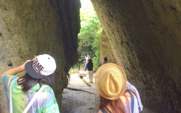 斎場御嶽の厳かな雰囲気と大きな岩肌に感動｜沖縄旅の思い出ﾌｫﾄｺﾝﾃｽﾄ