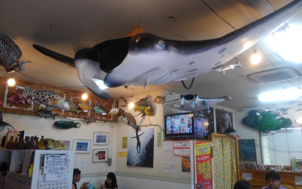 海の中にいるような食事処 魚まる（那覇市）