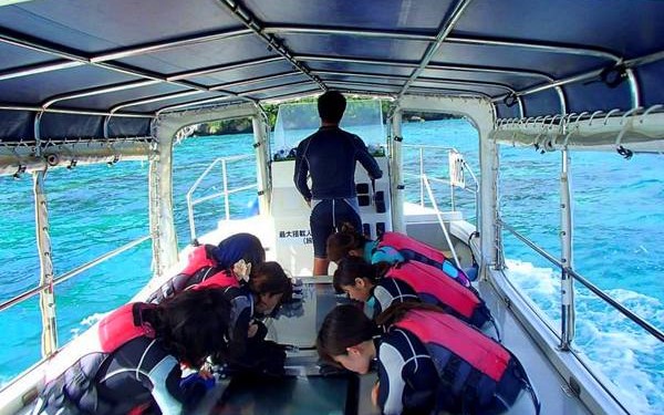 冬もいいんだ♪宮古島でグラスボート!知らなかったぞ!冬の海の透明度が高いなんて!