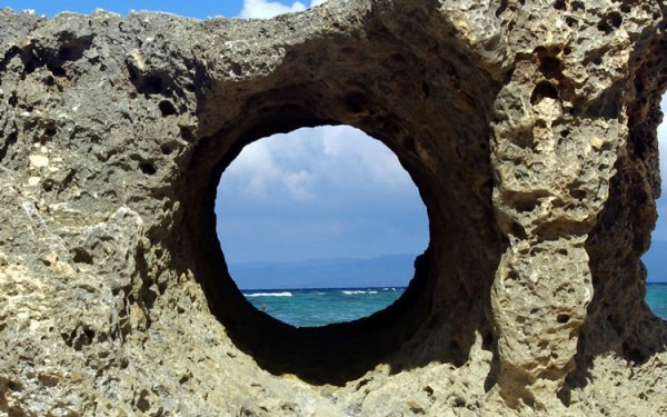 古宇利島のトケイ浜はハートロックのすぐ近く!ポットホールの写真を撮ろう!