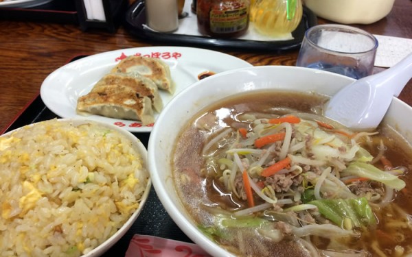 『札幌や 伊佐店』でデカ盛りの「半ラーメン＆半チャーハン＆ギョーザ」を食べる！（宜野湾市）