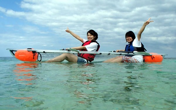 沖縄で体験しよう!2018年話題の全面が透明なスケルトンカヤックのツアー!