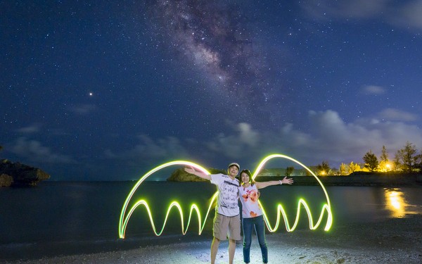 沖縄で星空フォトツアー&ペンライトアートだ!星空写真家に撮影を任せれば安心です!