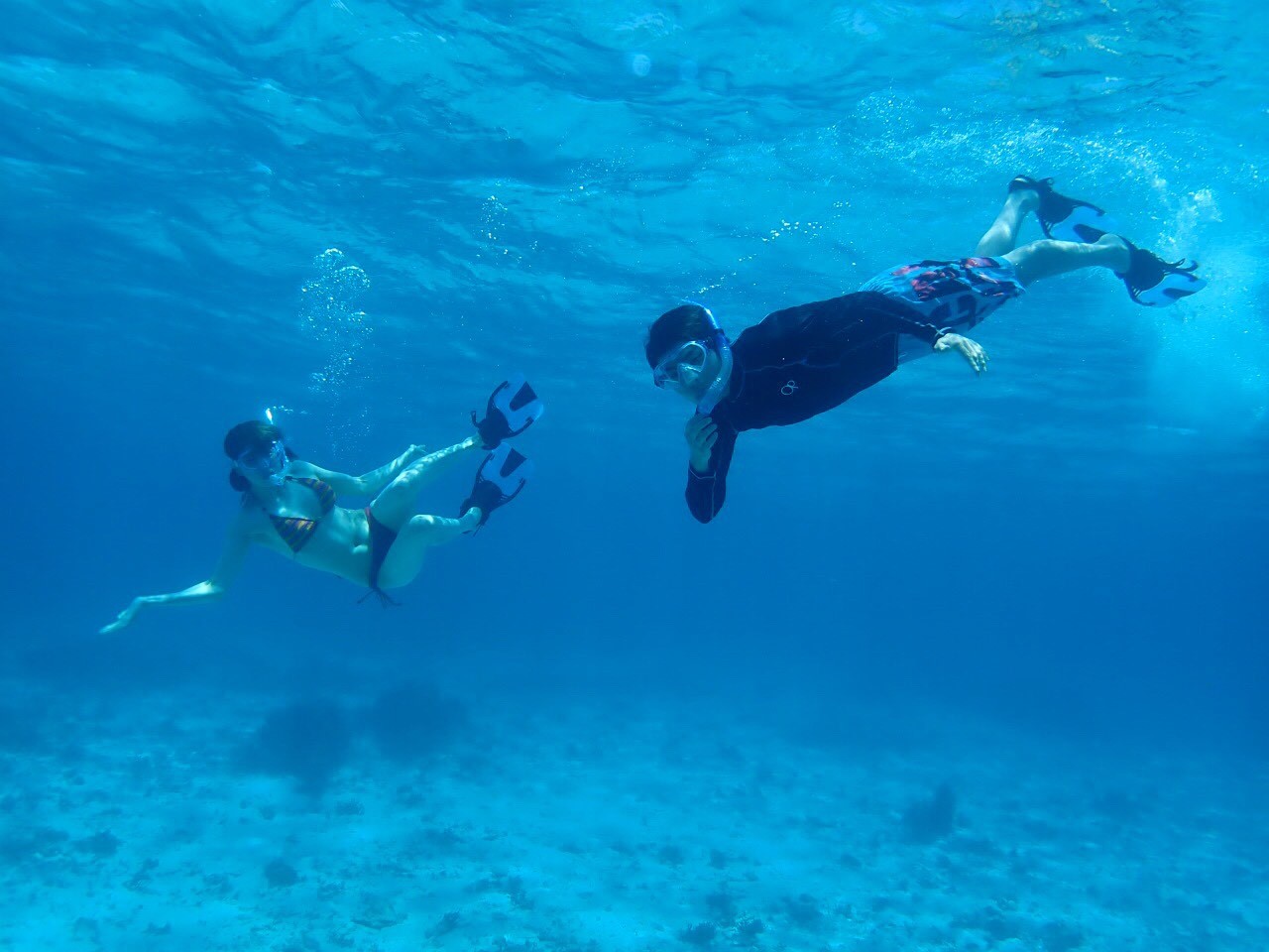 綺麗な濃く青い海で泳ぐことができました 沖縄旅の思い出ﾌｫﾄｺﾝﾃｽﾄ がオススメ 沖縄口コミ お便り