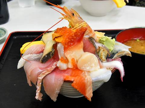 海鮮丼が旨い 鮮魚と魚の唐揚げ 琉球 宜野湾市 がオススメ 沖縄口コミ グルメ