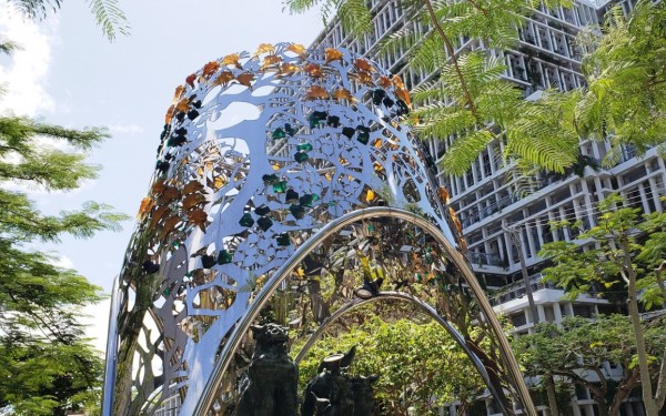 那覇市役所横の広場がきれい (那覇市)