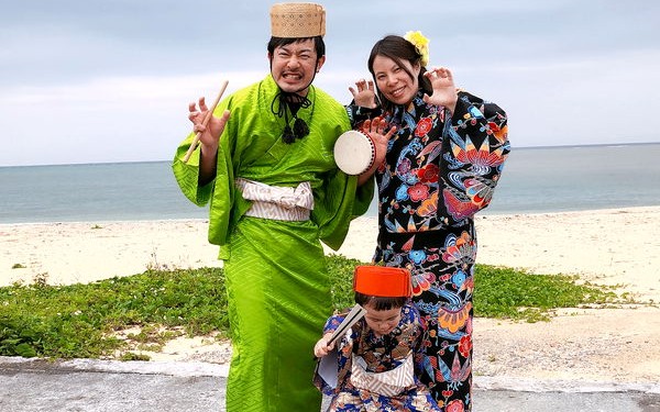 沖縄で琉装体験♪レンタル＆着付けで記念写真撮影♪美ら海水族館のすぐ近くです。