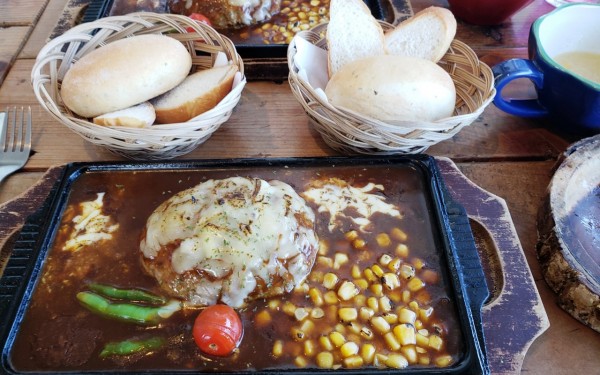仕上げのスイーツは、きれいなブルー色のアイスを(南城市)