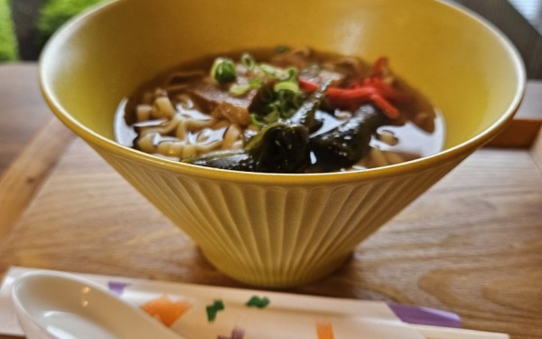 素敵な庭園を眺めながら、美味しい、そばが頂けるカフェ　てぃーち　[豊見城市]