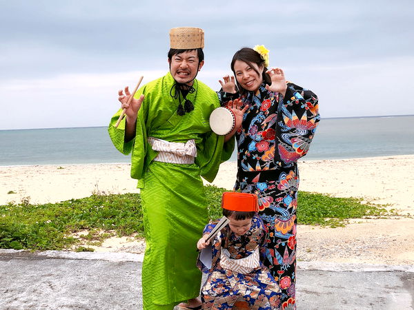 沖縄 琉装体験90分コース 海をバックに撮影ok 0歳から参加ok 男性用琉装も 沖縄旅行 写真で沖縄ツアー