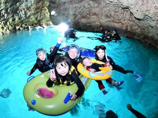 1歳から体験できる1組貸切 沖縄唯一の青の洞窟シュノーケル 水中写真無料 沖縄旅行 写真で沖縄ツアー