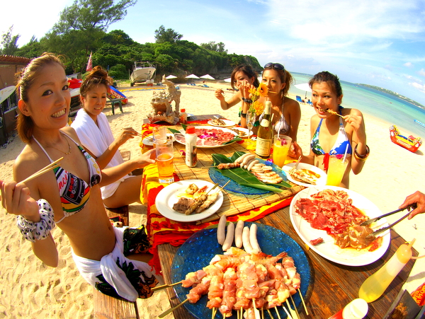 沖縄ｂｂｑ ビーチパーティーを楽しもう 沖縄旅行 写真で沖縄ツアー
