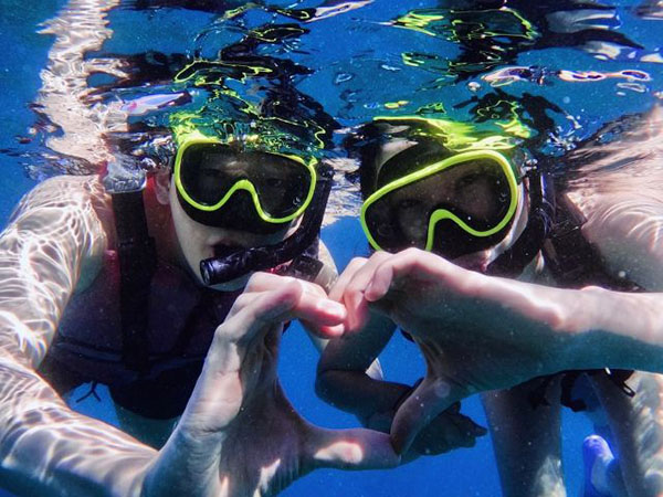 【渡久地港発】水納島わくわくボートシュノーケリング＆マリン3種★往復乗船券｜写真無料ダウンロード付き