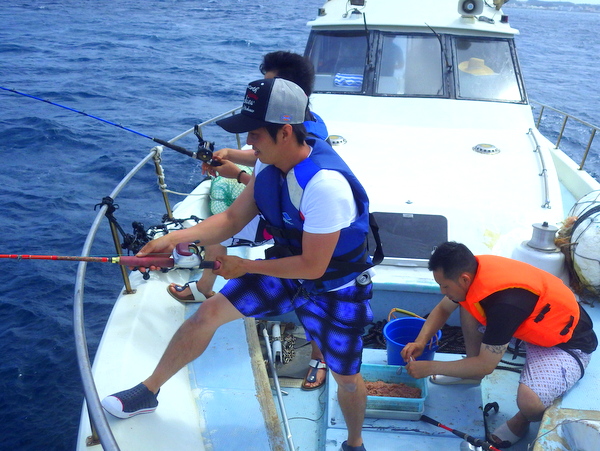 【北谷発】沖縄でベテラン海人船長と半日船釣りプラン