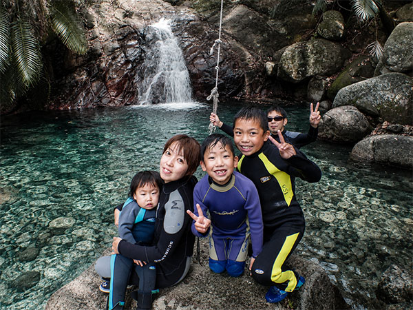 【石垣島】ウミガメ遭遇率90％　半日ウミガメ珊瑚礁シュノーケル・クマノミ・星砂・青の洞窟探検＆滝壺★レンタル品・画像データ無料・送迎付き