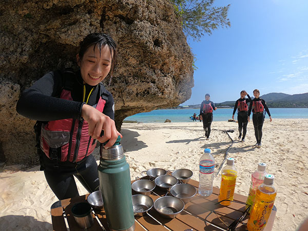 【恩納村】シーカヤックで無人島上陸&シュノーケリングツアー♪《グループ割キャンペーン中》