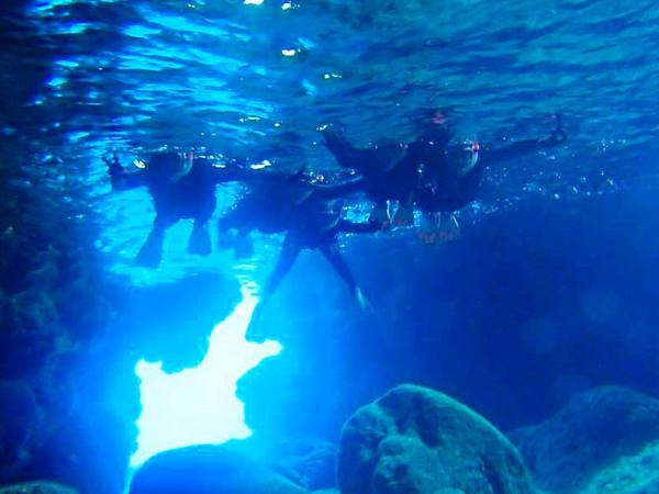 【宮古島・伊良部島】青の洞窟スーパーツアー！グラスボートで行こう！青の洞窟＆神秘の洞窟＆グレートイラブリーフをシュノーケル＆カヤックで満喫♪