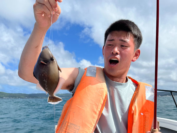 那覇空港から30分／【沖縄西原漁港発】手ぶらでフィッシング（初心者コース）小さなお子様やご家族・グループ・カップルにおススメ♪