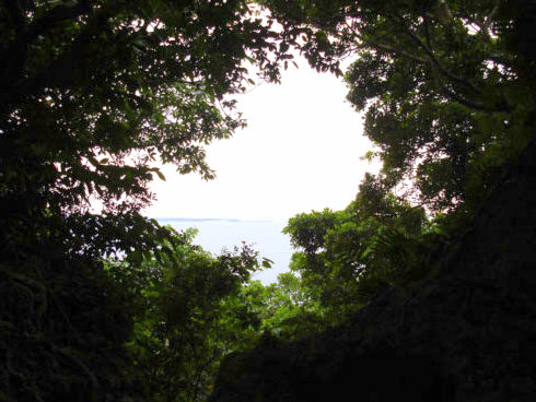世界遺産群の「斎場御嶽」（せーふぁうたき）＆神の島「久高島」ガイド付～神秘のパワースポット巡り～【那覇市内ホテル送迎付き】