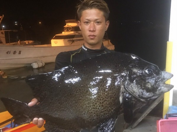 夜の海で沖縄の伝統の潜り漁を海人（うみんちゅ）と体験しよう！恩納村