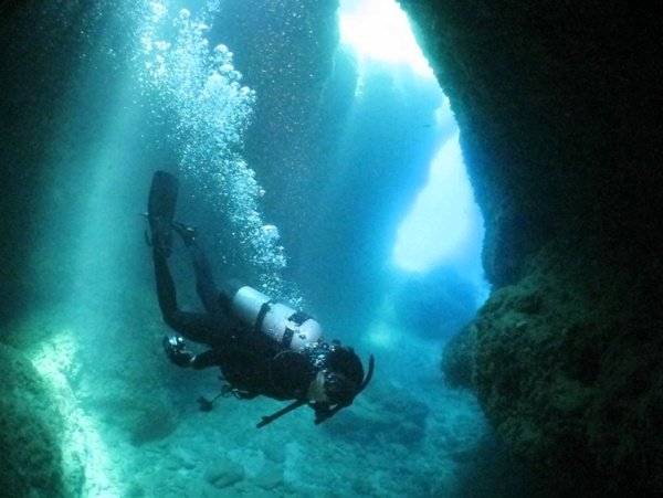 国立公園ケラマ諸島「光の洞窟指定」体験ダイビング+スノーケリング【那覇市内送迎可】