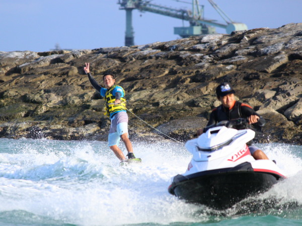 宇堅ビーチ 宇堅海浜公園 でマリンスポーツを楽しむ 沖縄の遊び 沖縄口コミ 体験ツアー