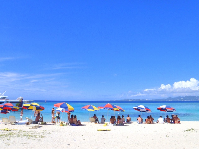 水納島で海水浴＆パラセール体験！